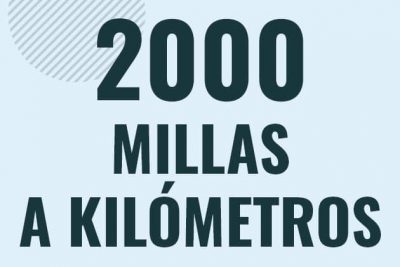 Profesor en pizarra explicando cuanto es 2000 millas en kilometros o como pasar de 2000 mi a km