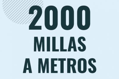 Profesor en pizarra explicando cuanto es 2000 millas en metros o como pasar de 2000 mi a m