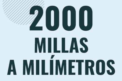 Profesor en pizarra explicando cuanto es 2000 millas en milimetros o como pasar de 2000 mi a mm