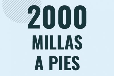 Profesor en pizarra explicando cuanto es 2000 millas en pies o como pasar de 2000 mi a ft