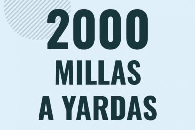 Profesor en pizarra explicando cuanto es 2000 millas en yardas o como pasar de 2000 mi a yd
