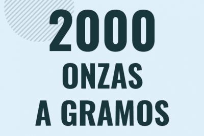 Profesor en pizarra explicando cuanto es 2000 onzas en gramos o como pasar de 2000 oz a g