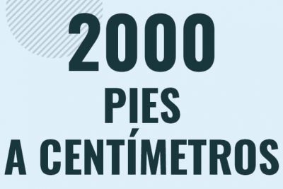 Profesor en pizarra explicando cuanto es 2000 pies en centimetros o como pasar de 2000 ft a cm