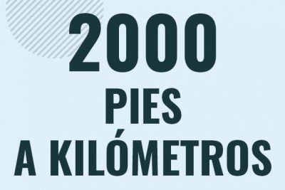 Profesor en pizarra explicando cuanto es 2000 pies en kilometros o como pasar de 2000 ft a km