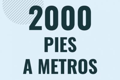 Profesor en pizarra explicando cuanto es 2000 pies en metros o como pasar de 2000 ft a m