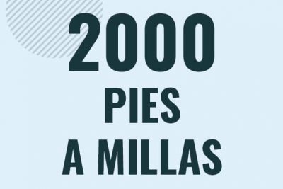 Profesor en pizarra explicando cuanto es 2000 pies en millas o como pasar de 2000 ft a mi