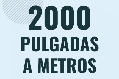 Profesor en pizarra explicando cuanto es 2000 pulgadas en metros o como pasar de 2000 in a m