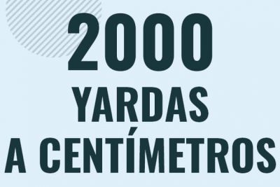 Profesor en pizarra explicando cuanto es 2000 yardas en centimetros o como pasar de 2000 yd a cm