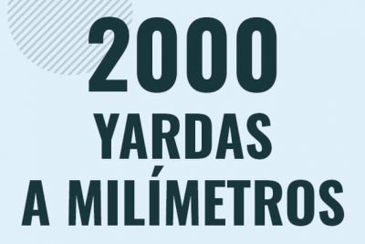 Profesor en pizarra explicando cuanto es 2000 yardas en milimetros o como pasar de 2000 yd a mm