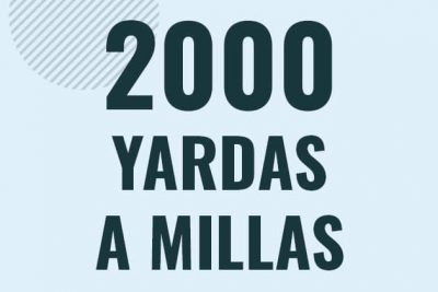 Profesor en pizarra explicando cuanto es 2000 yardas en millas o como pasar de 2000 yd a mi
