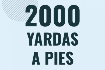 Profesor en pizarra explicando cuanto es 2000 yardas en pies o como pasar de 2000 yd a ft