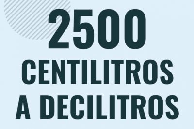 Profesor en pizarra explicando cuanto es 2500 centilitros en decilitros o como pasar de 2500 cl a dl