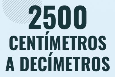 Profesor en pizarra explicando cuanto es 2500 centimetros en decimetros o como pasar de 2500 cm a dm