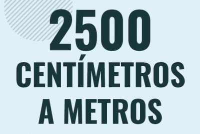 Profesor en pizarra explicando cuanto es 2500 centimetros en metros o como pasar de 2500 cm a m