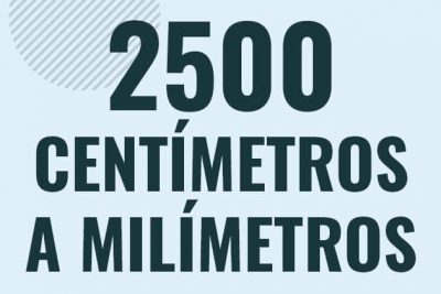 Profesor en pizarra explicando cuanto es 2500 centimetros en milimetros o como pasar de 2500 cm a mm