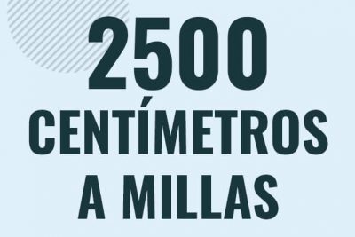Profesor en pizarra explicando cuanto es 2500 centimetros en millas o como pasar de 2500 cm a mi