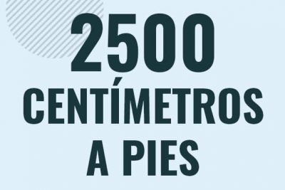 Profesor en pizarra explicando cuanto es 2500 centimetros en pies o como pasar de 2500 cm a ft