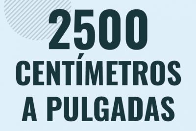 Profesor en pizarra explicando cuanto es 2500 centimetros en pulgadas o como pasar de 2500 cm a in