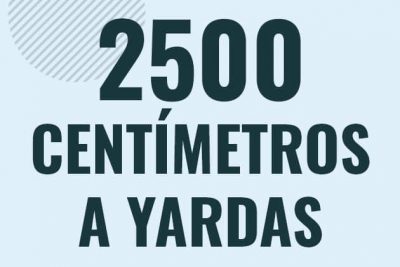Profesor en pizarra explicando cuanto es 2500 centimetros en yardas o como pasar de 2500 cm a yd