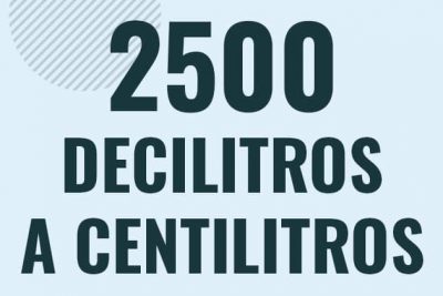 Profesor en pizarra explicando cuanto es 2500 decilitros en centilitros o como pasar de 2500 dl a cl