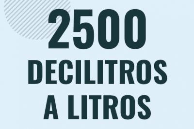 Profesor en pizarra explicando cuanto es 2500 decilitros en litros o como pasar de 2500 dl a l