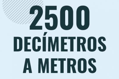Profesor en pizarra explicando cuanto es 2500 decimetros en metros o como pasar de 2500 dm a m