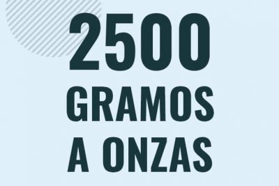 Profesor en pizarra explicando cuanto es 2500 gramos en onzas o como pasar de 2500 g a oz