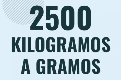 Profesor en pizarra explicando cuanto es 2500 kilogramos en gramos o como pasar de 2500 kg a g