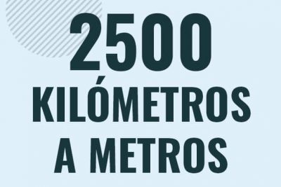 Profesor en pizarra explicando cuanto es 2500 kilometros en metros o como pasar de 2500 km a m