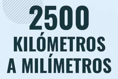 Profesor en pizarra explicando cuanto es 2500 kilometros en milimetros o como pasar de 2500 km a mm