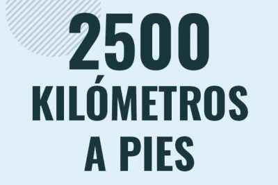 Profesor en pizarra explicando cuanto es 2500 kilometros en pies o como pasar de 2500 km a ft