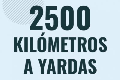 Profesor en pizarra explicando cuanto es 2500 kilometros en yardas o como pasar de 2500 km a yd