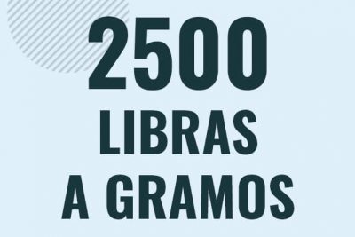 Profesor en pizarra explicando cuanto es 2500 libras en gramos o como pasar de 2500 lb a g