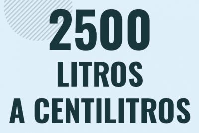 Profesor en pizarra explicando cuanto es 2500 litros en centilitros o como pasar de 2500 l a cl