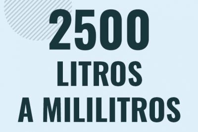 Profesor en pizarra explicando cuanto es 2500 litros en mililitros o como pasar de 2500 l a ml