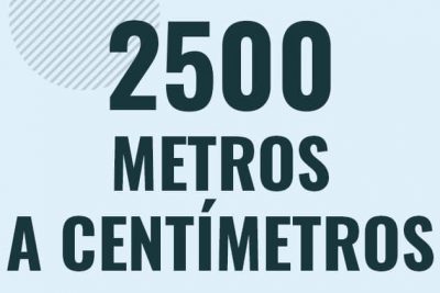Profesor en pizarra explicando cuanto es 2500 metros en centimetros o como pasar de 2500 m a cm