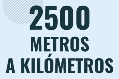 Profesor en pizarra explicando cuanto es 2500 metros en kilometros o como pasar de 2500 m a km