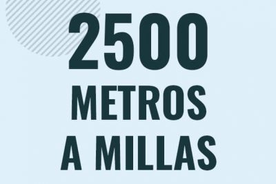 Profesor en pizarra explicando cuanto es 2500 metros en millas o como pasar de 2500 m a mi