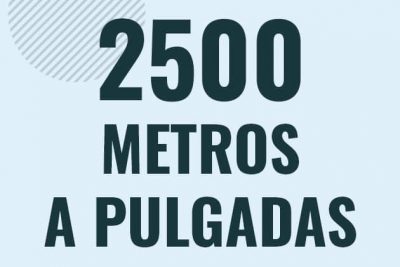 Profesor en pizarra explicando cuanto es 2500 metros en pulgadas o como pasar de 2500 m a in