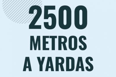 Profesor en pizarra explicando cuanto es 2500 metros en yardas o como pasar de 2500 m a yd