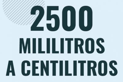 Profesor en pizarra explicando cuanto es 2500 mililitros en centilitros o como pasar de 2500 ml a cl