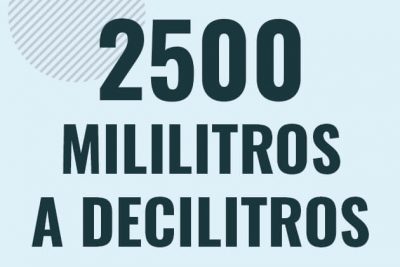 Profesor en pizarra explicando cuanto es 2500 mililitros en decilitros o como pasar de 2500 ml a dl