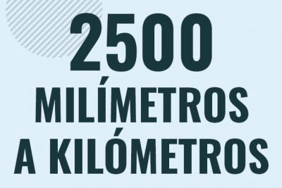 Profesor en pizarra explicando cuanto es 2500 milimetros en kilometros o como pasar de 2500 mm a km