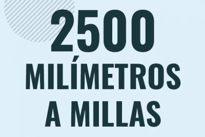 Profesor en pizarra explicando cuanto es 2500 milimetros en millas o como pasar de 2500 mm a mi