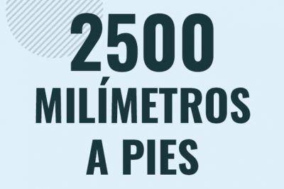 Profesor en pizarra explicando cuanto es 2500 milimetros en pies o como pasar de 2500 mm a ft
