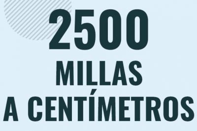 Profesor en pizarra explicando cuanto es 2500 millas en centimetros o como pasar de 2500 mi a cm