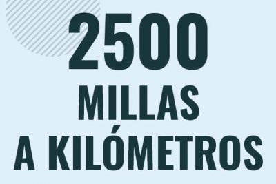 Profesor en pizarra explicando cuanto es 2500 millas en kilometros o como pasar de 2500 mi a km