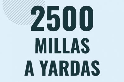 Profesor en pizarra explicando cuanto es 2500 millas en yardas o como pasar de 2500 mi a yd