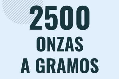 Profesor en pizarra explicando cuanto es 2500 onzas en gramos o como pasar de 2500 oz a g