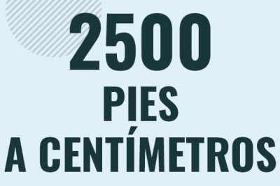 Profesor en pizarra explicando cuanto es 2500 pies en centimetros o como pasar de 2500 ft a cm